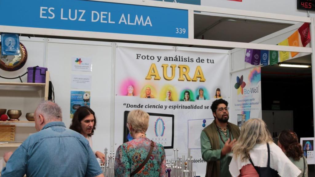 Puesto de empresas que promocionan pseudoterapias en el BioCultura de Barcelona