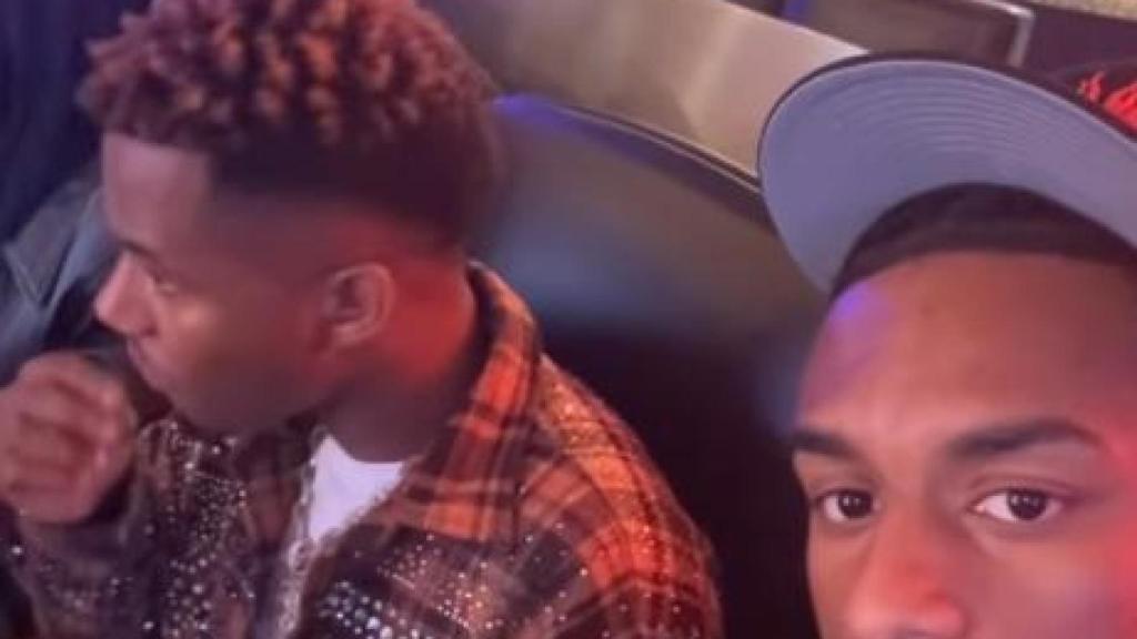 Alejandro Balde y Ansu Fati en el pabellón de los Knicks