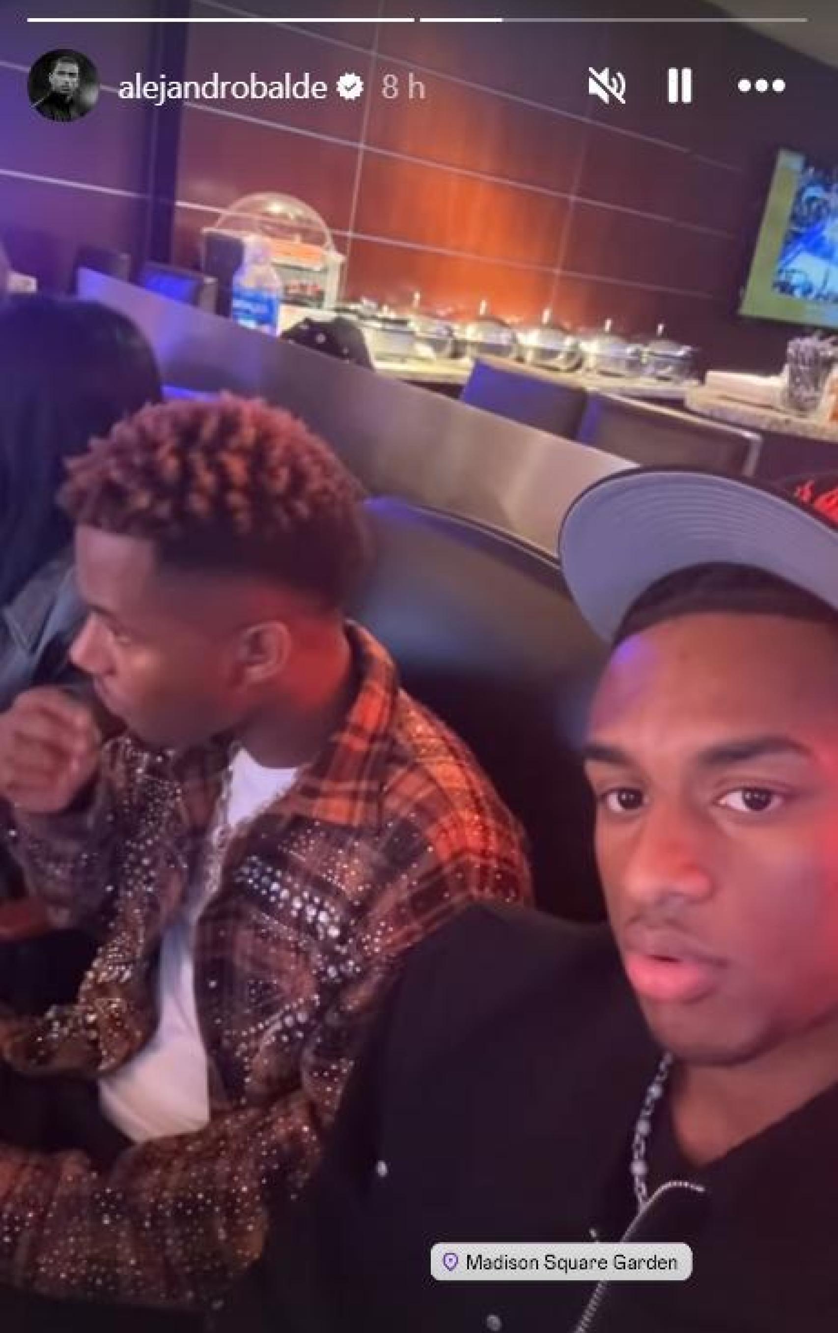 Alejandro Balde y Ansu Fati en el pabellón de los Knicks