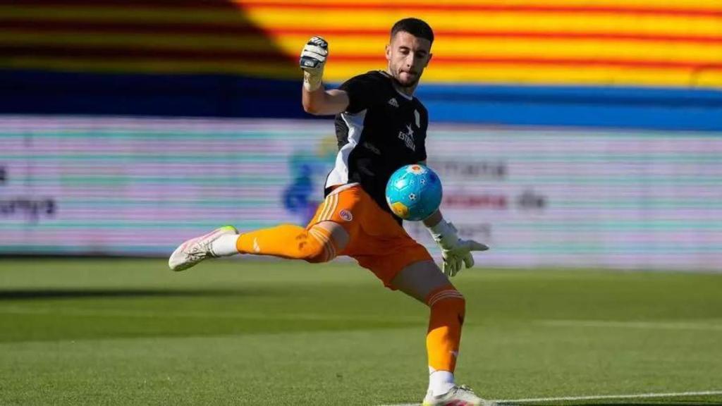 Joan García saca un balón durante el Catalunya-Costa Rica