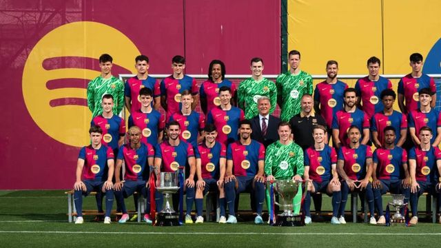 La foto oficial del Barça 2024-25, con los 29 jugadores de la primera plantilla, el entrenador Hansi Flick y el presidente Joan Laporta