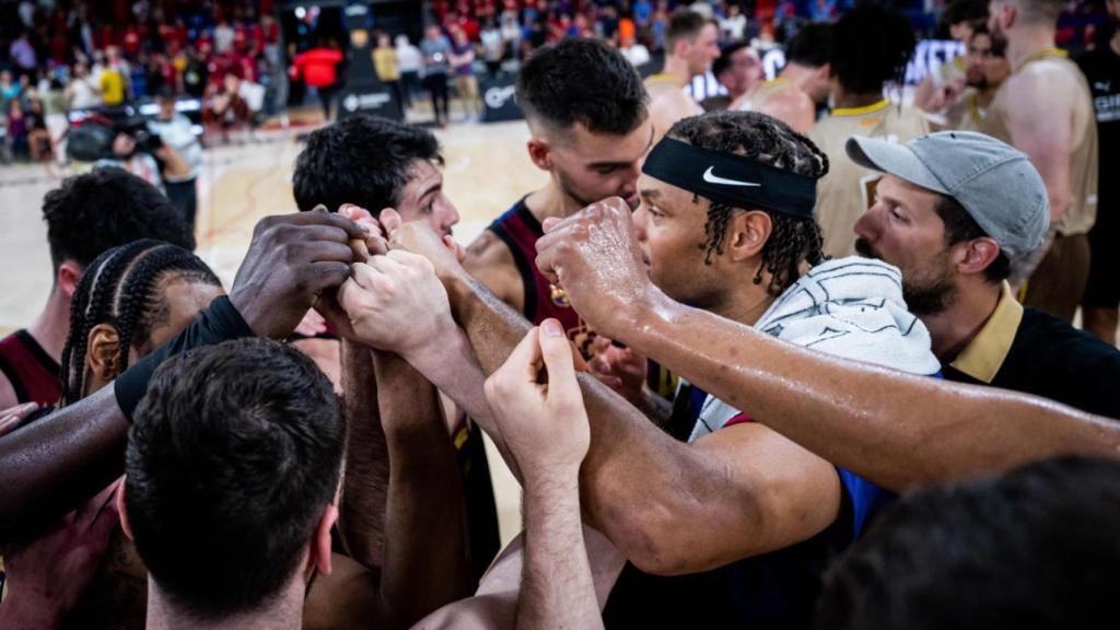 Los jugadores del Barça de basket celebran un triunfo contra el Girona