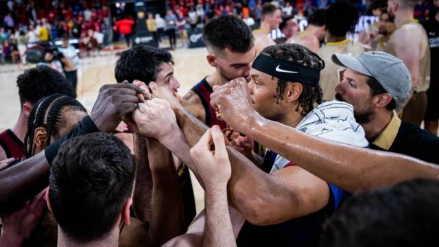 Los jugadores del Barça de basket celebran un triunfo contra el Girona
