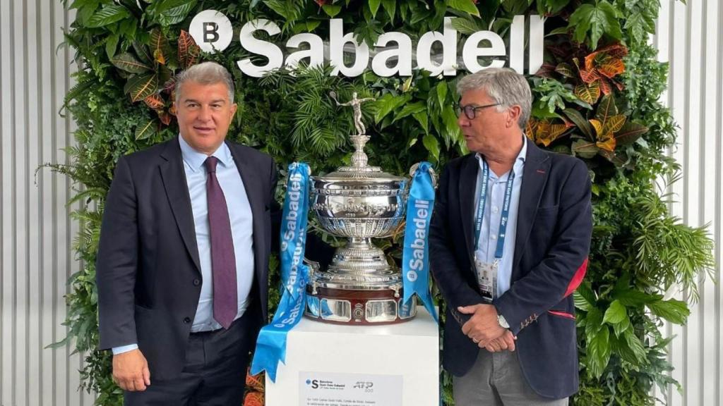 Gabriel Martínez, nuevo 'dircom' del FC Barcelona, con el presidente, Joan Laporta