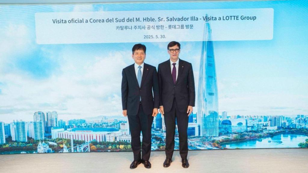 Salvador Illa y Kim Yeon-Seop, CEO de Lotte, durante el encuentro en Seúl