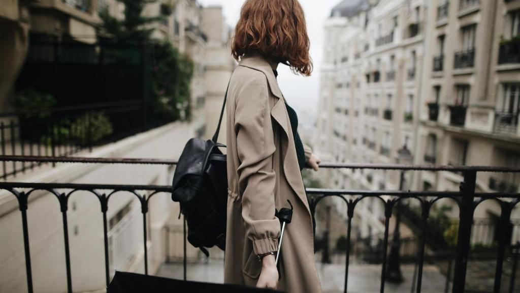 Mujer de vacaciones en París