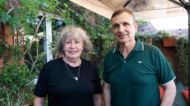 Laura Allué y Luis Ortiga, miembros de ASJUBI40, reciben a Crónica Global