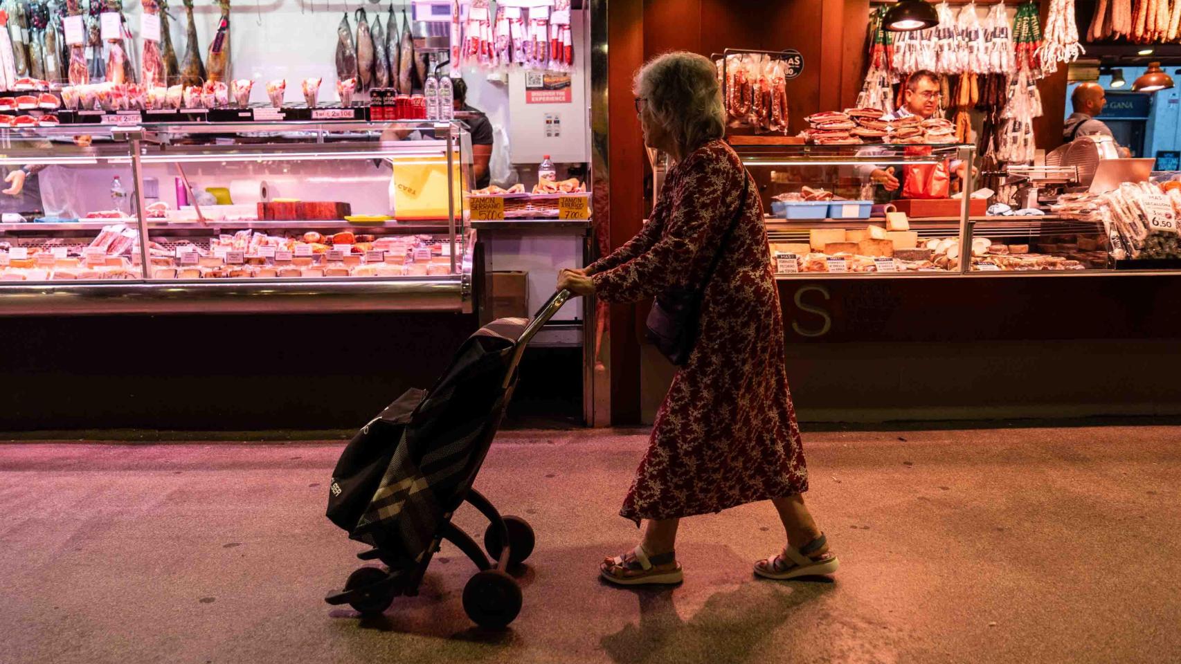 Imagen de una clienta en el Mercado de la Boquería de Barcelona