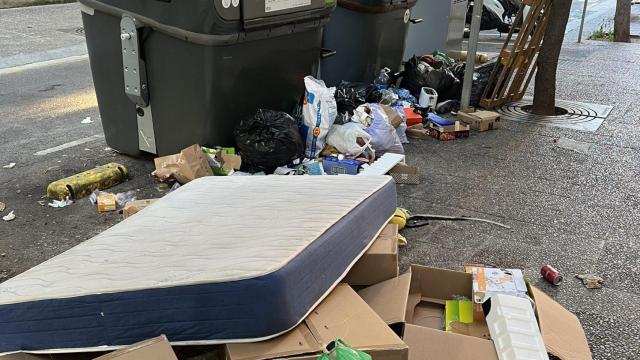Basura acumulada alrededor de los nuevos contenedores inteligentes de Girona