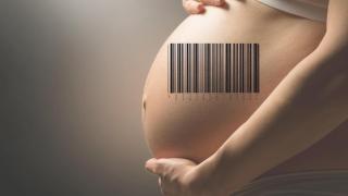 Mujer embarazada con un código de barras