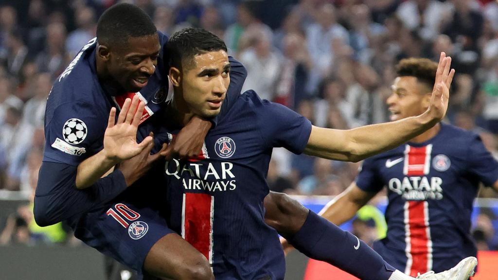 Dembelé celebra con Hakimi el primer gol del PSG en la final de la Champions