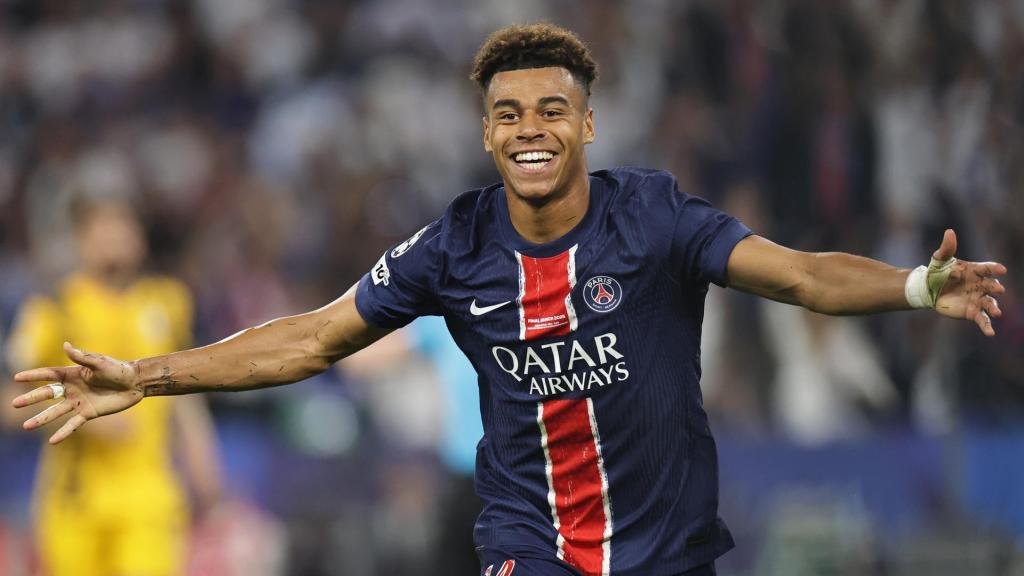 Désiré Doué celebra su primer gol en la final de la Champions