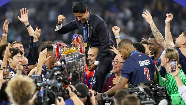 Nasser Al-Khelaifi, manteado por jugadores y 'staff' del PSG tras ganar la Champions
