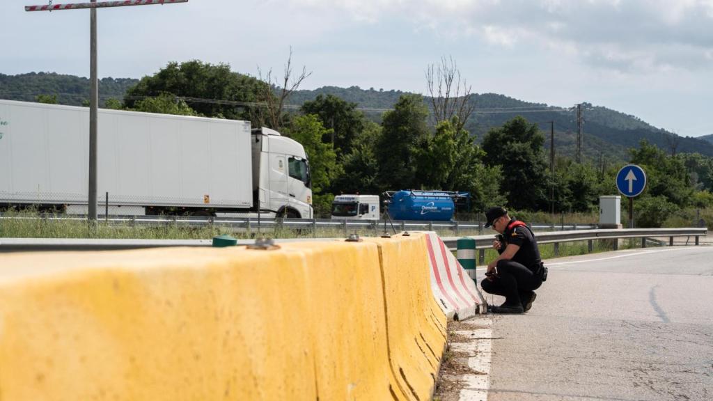 Uno de los agentes del GODA colocado en la salida de un área de servicio en la AP-7 a su paso por Granollers (Barcelona)