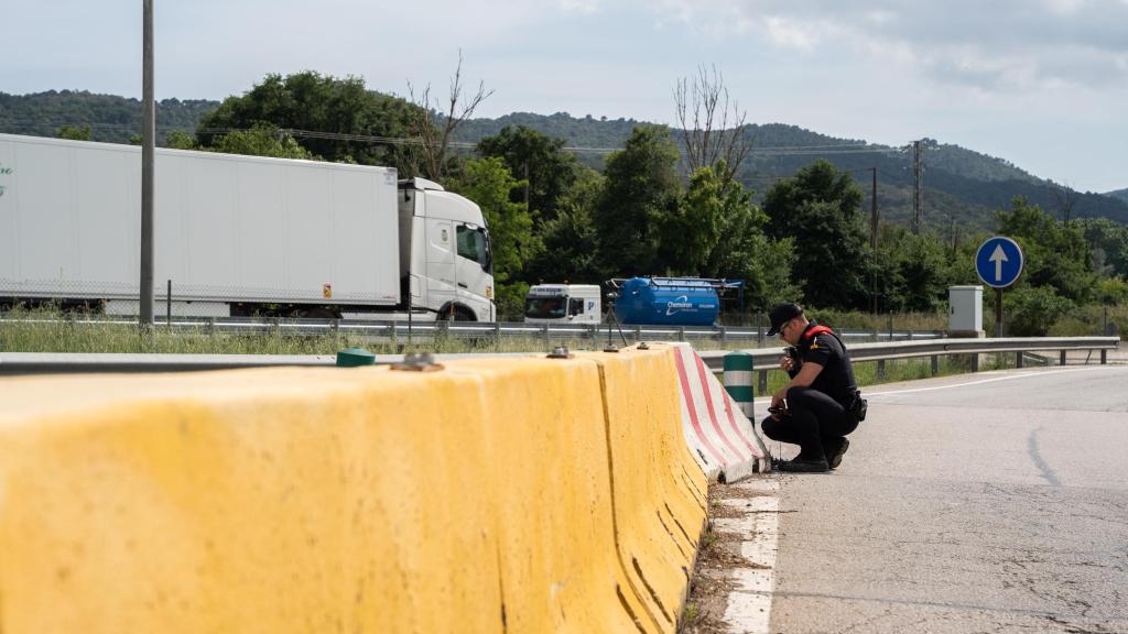 Un agent de l’ABP de Granollers col·locat a la sortida d’una àrea de servei a l’AP-7
