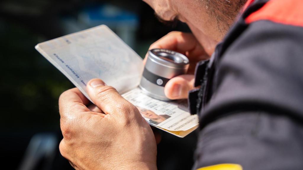 Uno de los agentes del GODA revisando la documentación del sospechoso