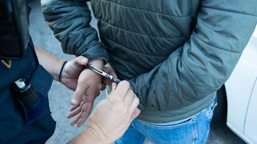 Momento de la detención del presunto ladrón, tras interceptarlo en plena AP-7