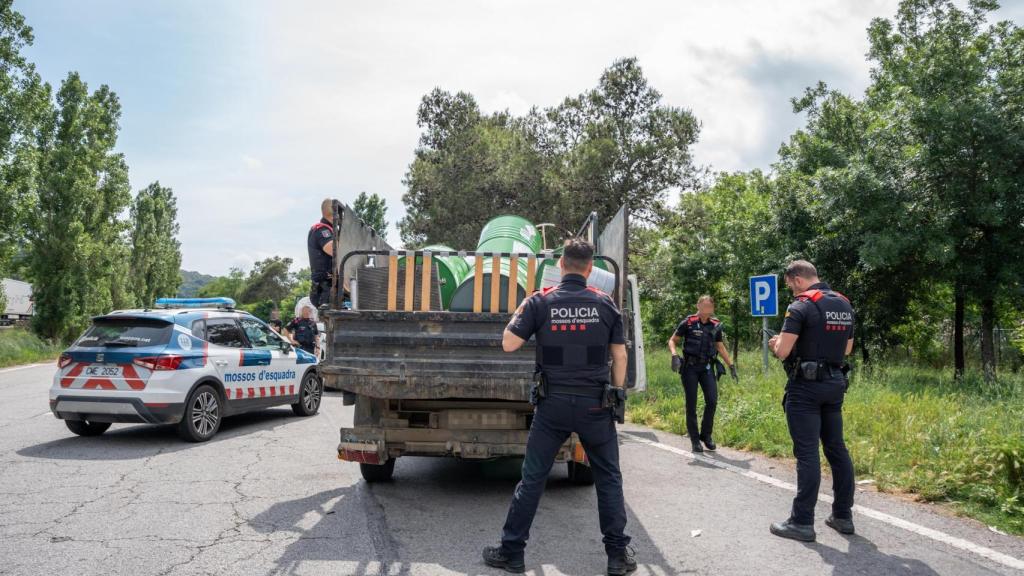 Agentes del grupo GODA de los Mossos d'Esquadra, durante el registro de una furgoneta de chatarra