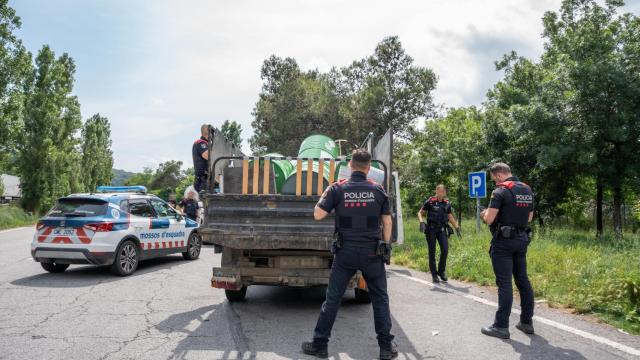 Agentes del grupo GODA de los Mossos d'Esquadra, durante el registro de una furgoneta de chatarra