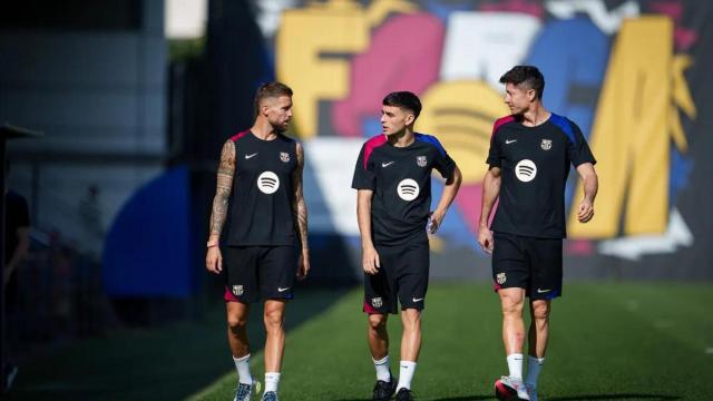 Iñigo Martínez, Pedri y Robert Lewandowski antes de un entrenamiento del Barça