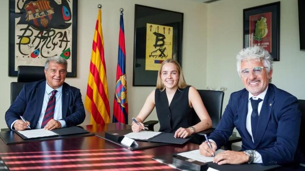 Ellie Roebuck firma su contrato con el Barça
