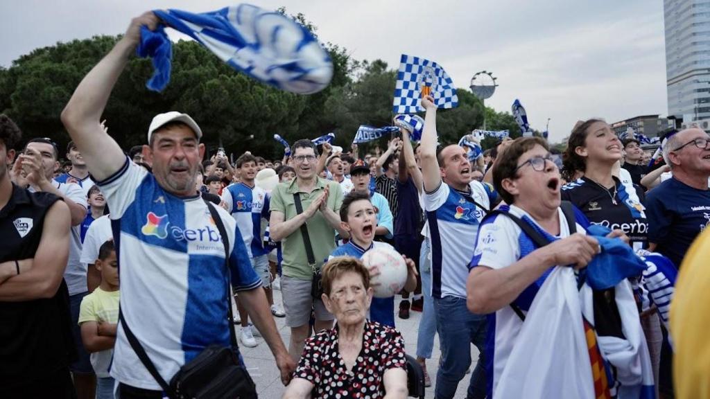 Aficionados del CE Sabadell celebran el ascenso del equipo