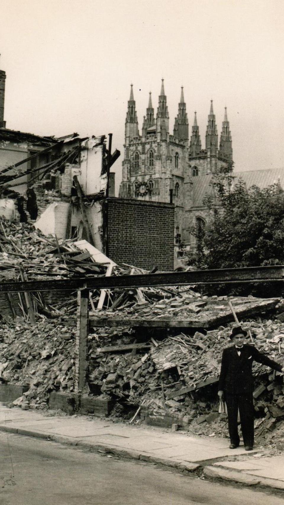 Chaves Nogales posa en Canterbury después de los bombardeos alemanes