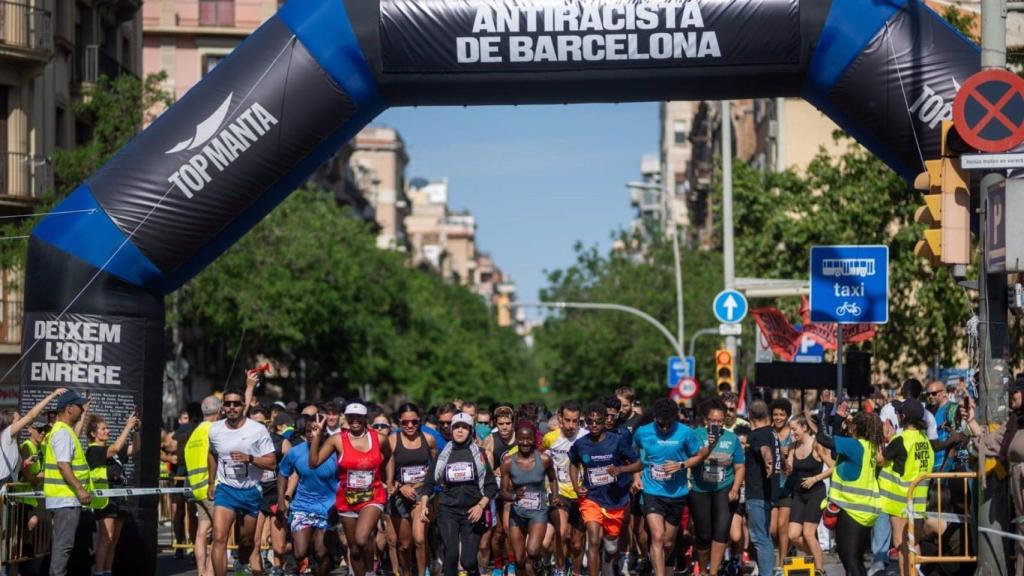 El PP apunta a Collboni por la Cursa Antirracista celebrada hoy en Barcelona: Los manteros reciben más de 180.000 euros en subvenciones