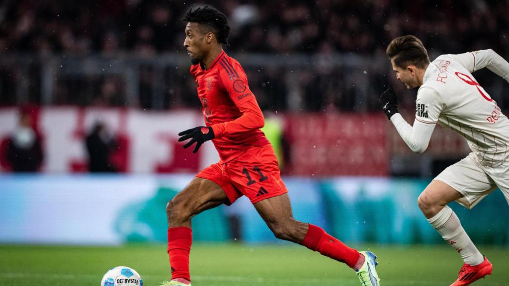 Kinsgley Coman conduciendo el balón con el Bayern