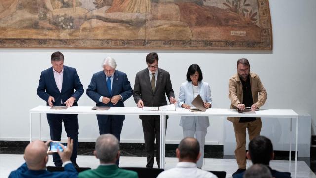 El presidente de Pimec Antoni Cañete; el presidente de Foment del Treball Josep Sánchez Llibre; el presidente de la Generalitat Salvador Illa; la secretaria general de CC.OO. Catalunya, Belén López y el secretario general de UGT Catalunya Camil Ros, durante la firma de un acuerdo para los suplementos de crédito de 2025, en el Palau de la Generalitat