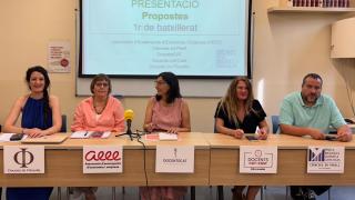 Representantes de las plataformas de Docents per la Qualitat Educativa, en rueda de prensa