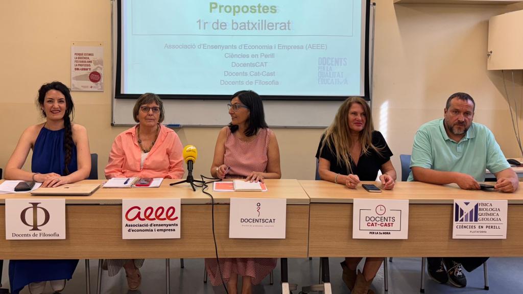 Representantes de las plataformas de Docents per la Qualitat Educativa, en rueda de prensa