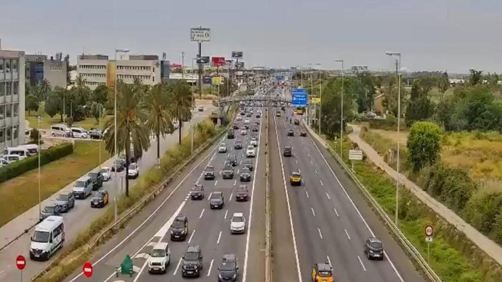 Tráfico denso en la A-2 en el Prat de Llobregat, en sentido Barcelona, este lunes