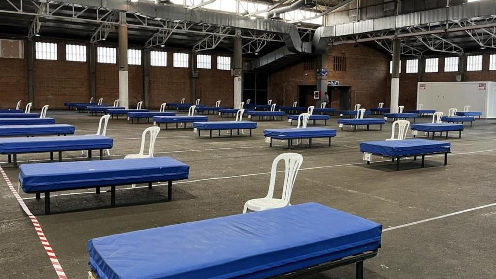 Interior del Pabellón 3 de Fira de Lleida para la acogida de los temporeros de la campaña frutícula de 2025