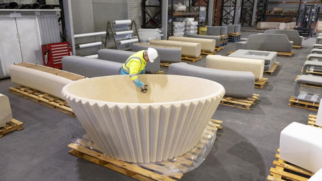 Nave de fabricación de mobiliario urbano de Cementos Molins