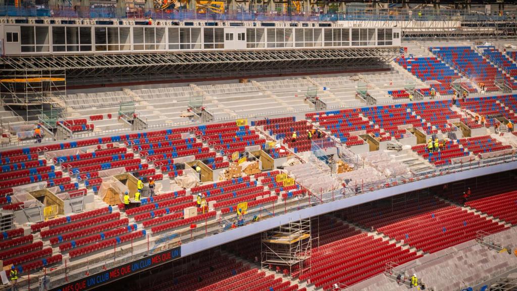 Los operarios del Camp Nou colocan los asientos