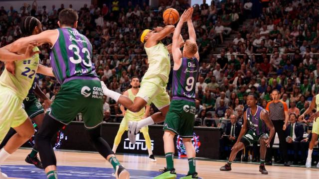 Justin Anderson intenta meter una canasta ante Unicaja Málaga