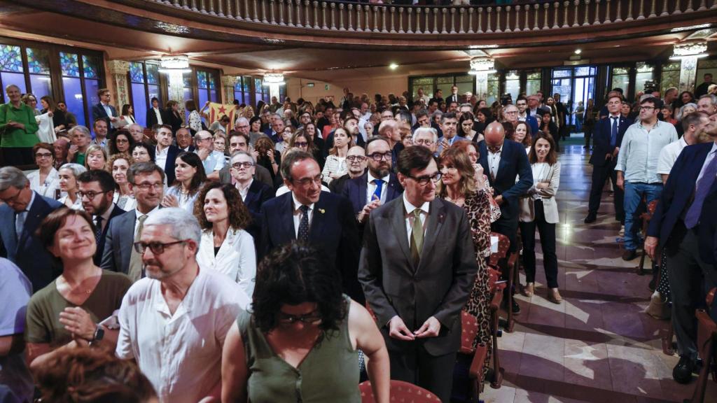El presidente de la Generalitat de Cataluña, Salvador Illa (c), asiste al acto de entrega del 57 Premio de Honor de las Letras Catalanas