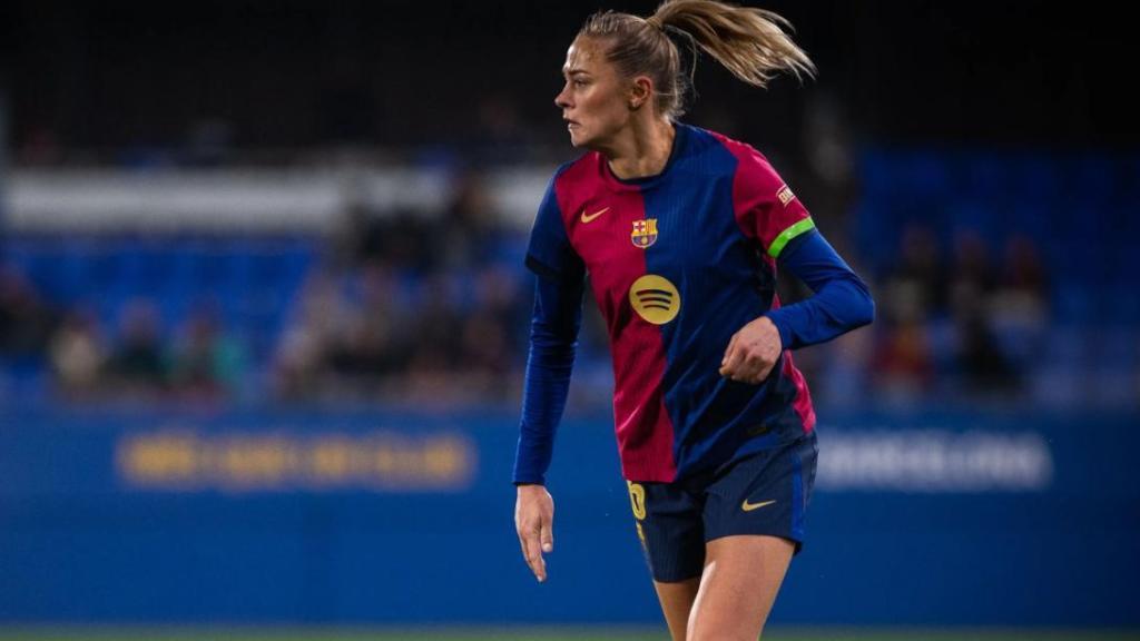 Fridolina Rolfö controla el baló durant un partit del Barça Femení