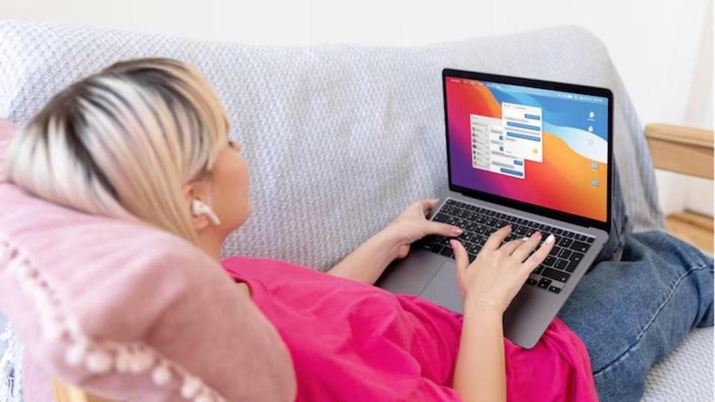 Mujer sentada con un portátil