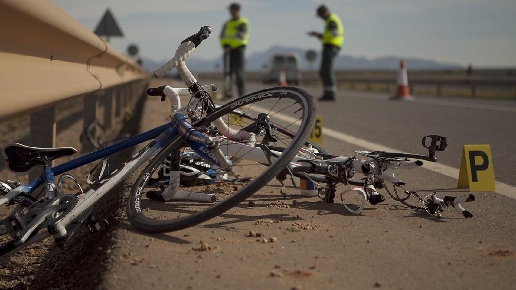 Una bicicleta accidentada en la carretera