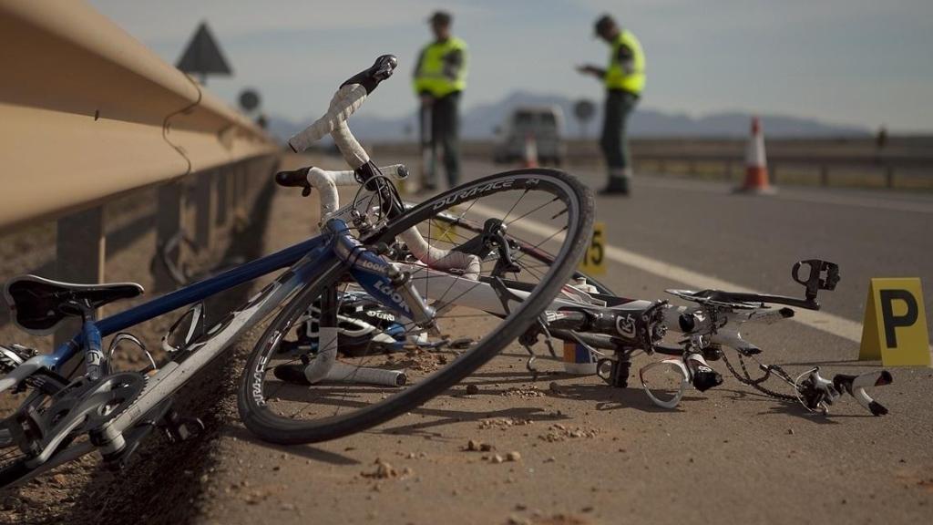 Una bicicleta accidentada en la carretera
