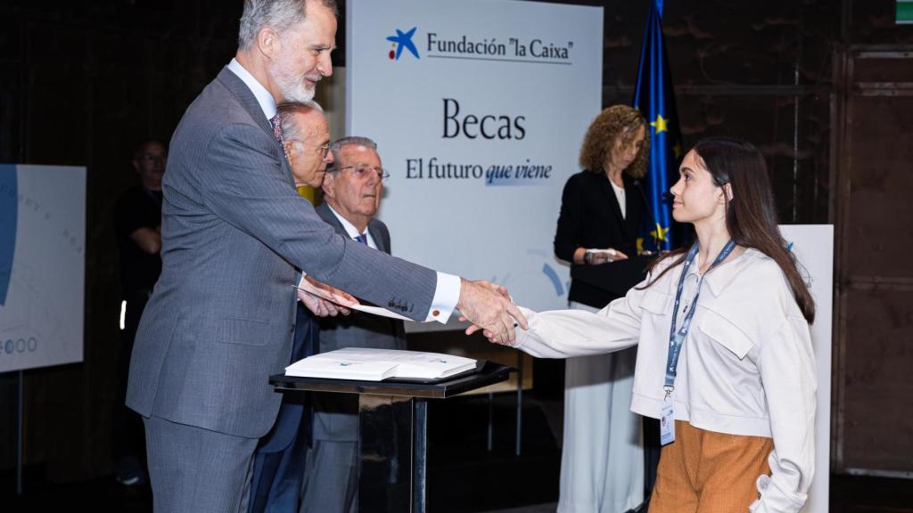 El Rey Felipe VI saluda a Berta Coll Bosch