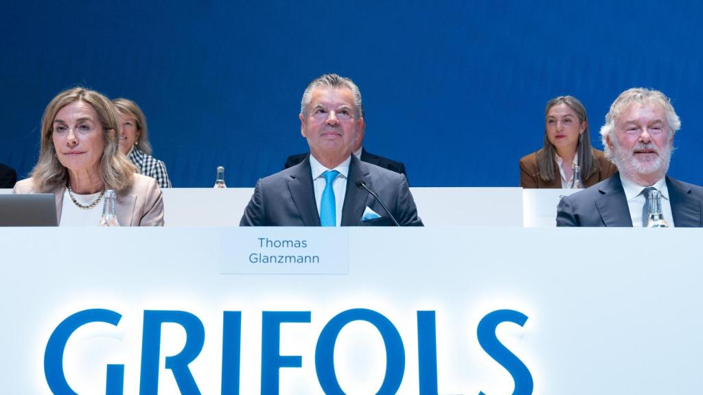 La secretaria Núria Martín; el consejero y exCEO Thomas Glanzmann, y el consejero Tomás Dagá, durante la junta general de accionistas de Grifols, a 5 de junio de 2025, en Sant Cugat, Barcelona