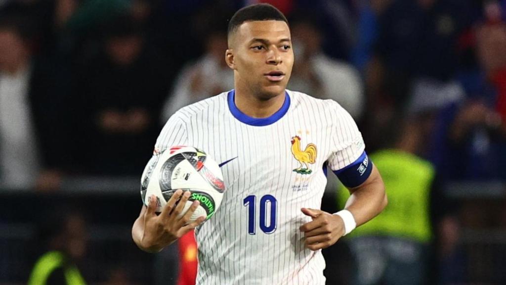 Kylian Mbappé se lleva el balón tras marcar un gol en el España-Francia de la Nations League