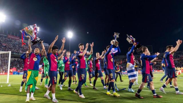 Los jugadores del Barça celebran el triplete nacional con la afición en Montjuïc