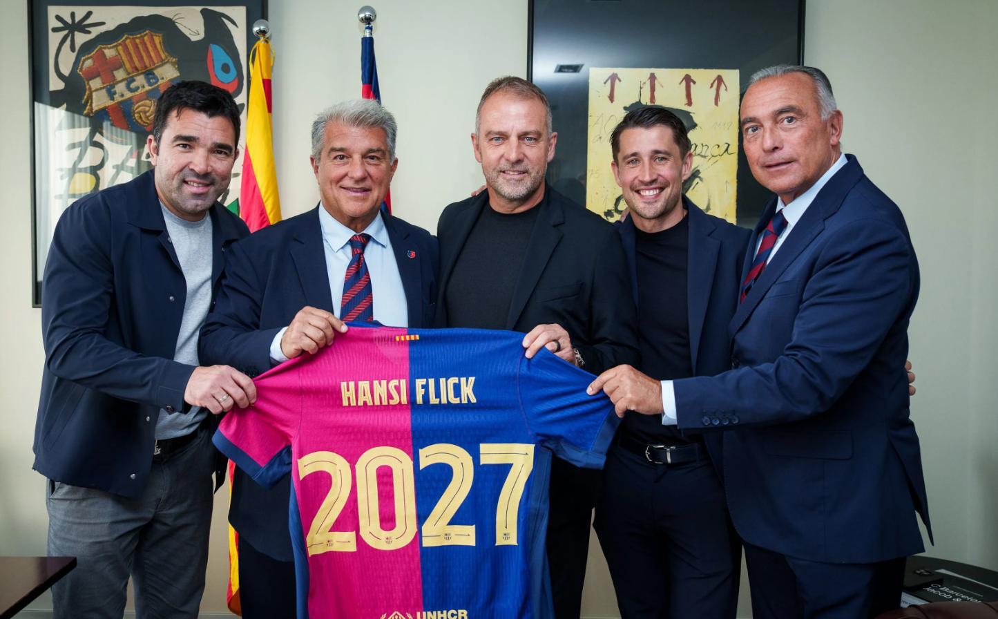 Deco, Joan Laporta, Bojan Krkic y Rafa Yuste, en la renovación de Hansi Flick con el Barça