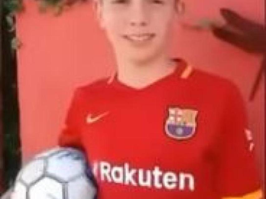 Franco Mastantuono de pequeño con una camiseta roja del FC Barcelona