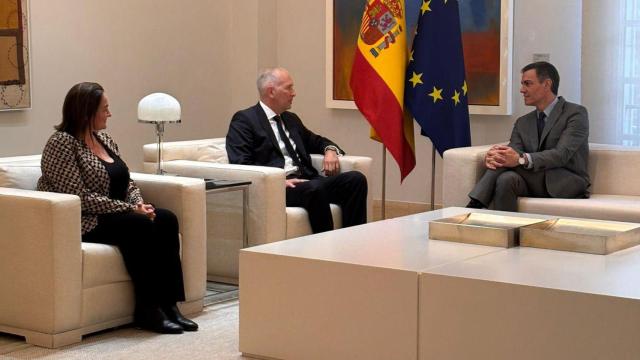 Sánchez junto a la dirección de Seat en Moncloa