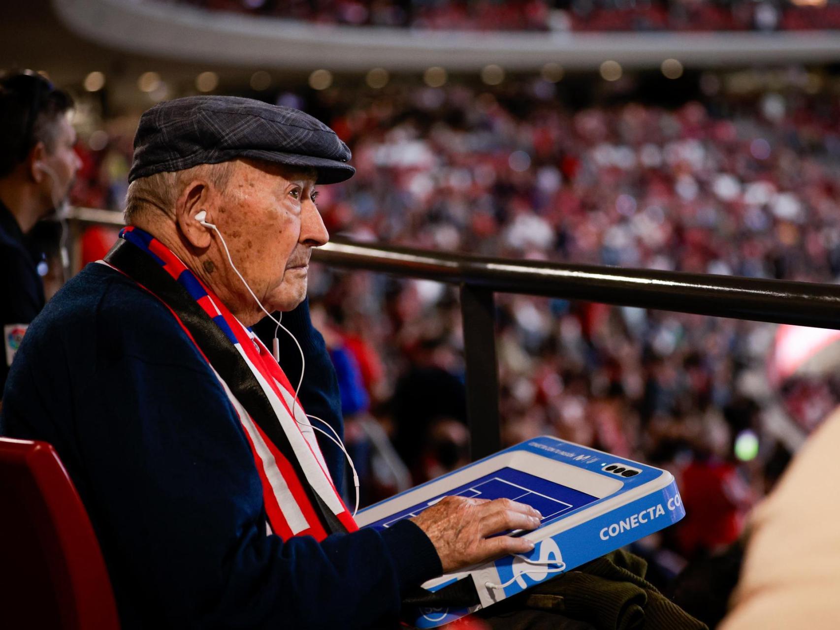 Una persona con discapacidad visual sigue un partido a través de una tablet con estímulos táctiles